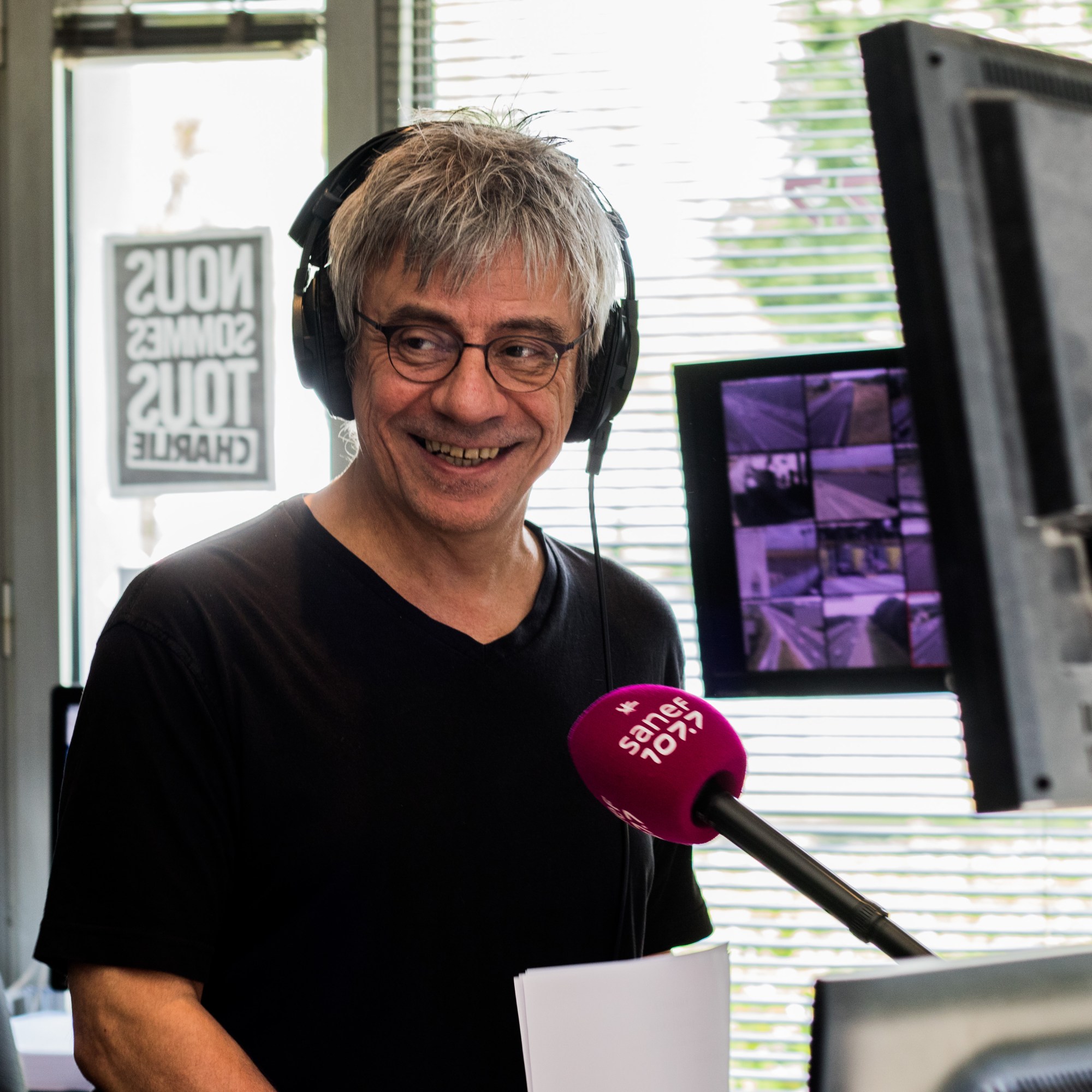 Philippe Sage souriant en direct du studio Jean-Marc Laurent