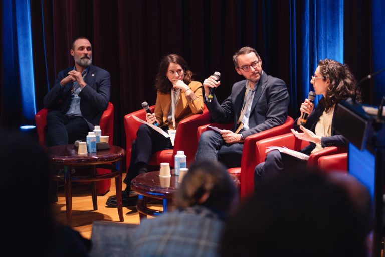 Conférence lors de l'événement S'adapter sans renoncer à la transition" organisé par AXA Climate à la Maison de la chimie à Paris. Alice Timsit prend la parole.