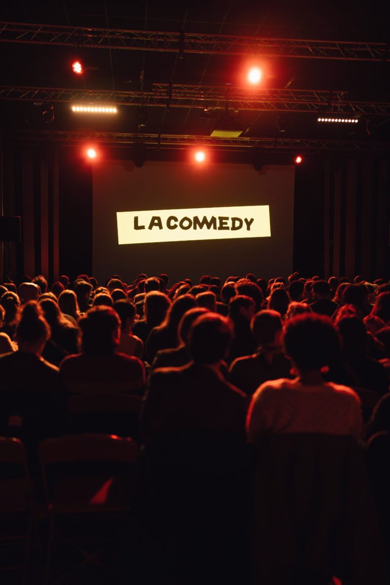 Une salle de spectacle remplie de spectateurs avant le début de l'événement "La CoMMedy" organisé par Communale à Saint Ouen.