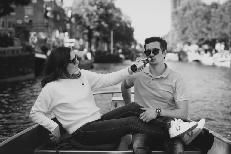 Shooting de couple lors d'une sortie en bateau