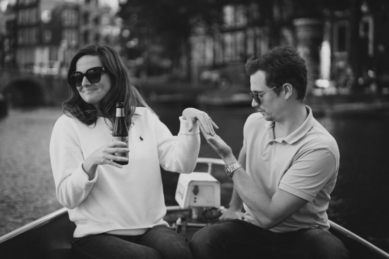 Shooting de couple lors d'une sortie en bateau