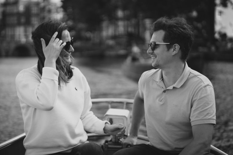Shooting de couple lors d'une sortie en bateau