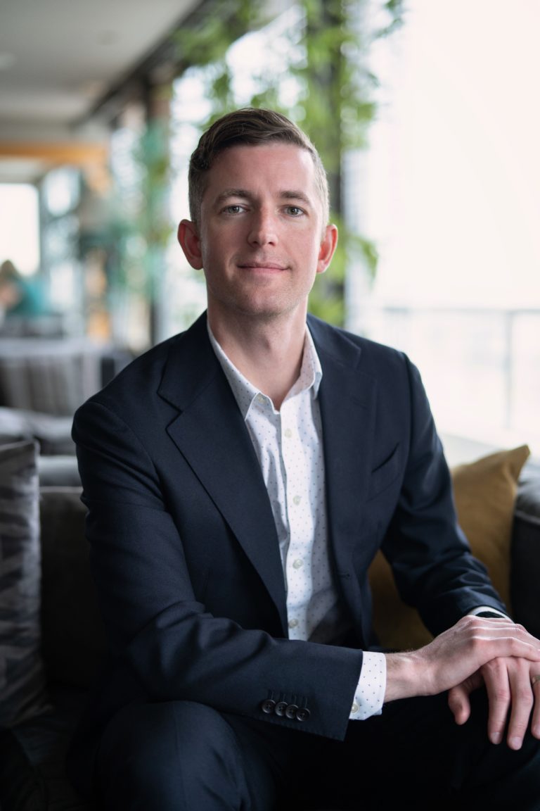 Portrait corporate d'un collaborateur d'entreprise lors d'un événement international