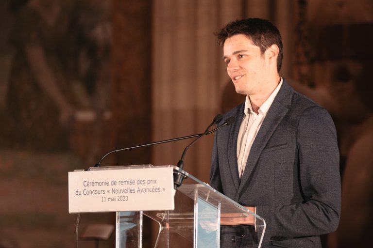 Discours d'un étudiant lors d'une cérémonie de remise de prix pour le Concours de Nouvelles Avancées organisé par l'ENSTA et IP Paris