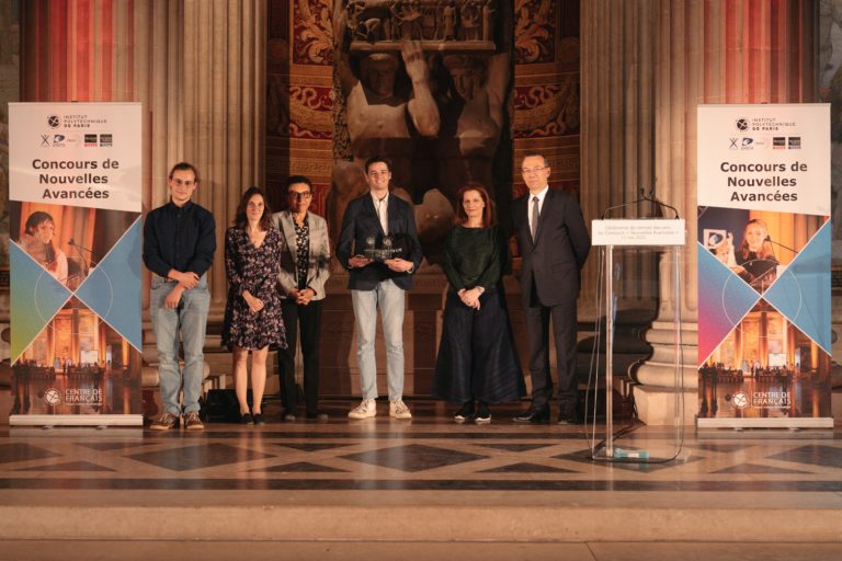 Photo de groupe lors d'une cérémonie de remise de prix pour le Concours de Nouvelles Avancées organisé par l'ENSTA et IP Paris