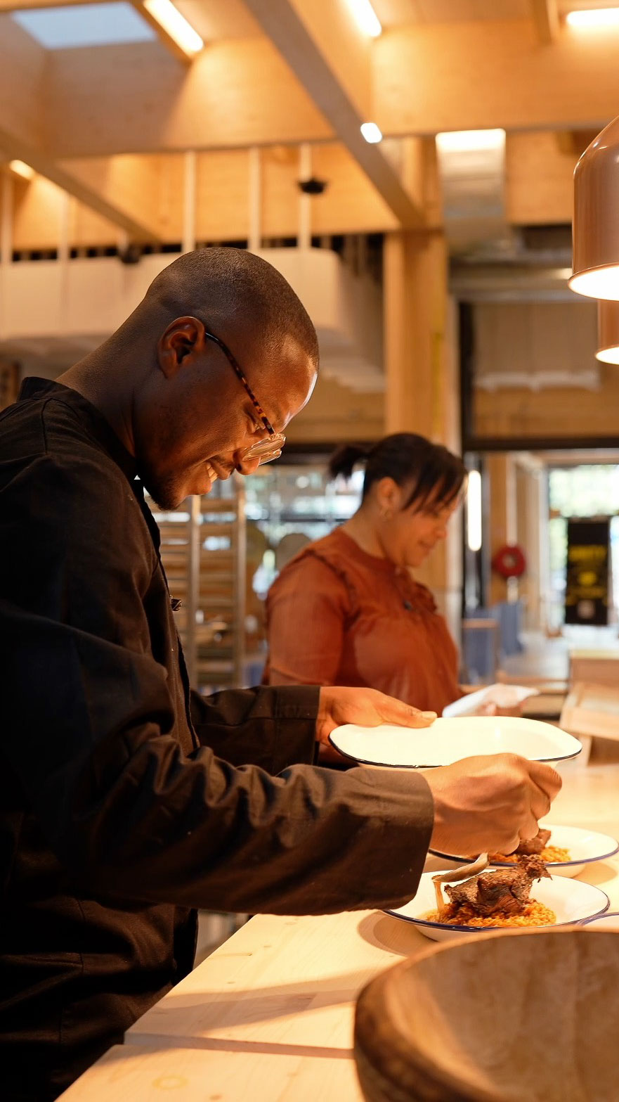 Portrait du chef Elis Bond en cuisine, pour l'ouverture de son food court