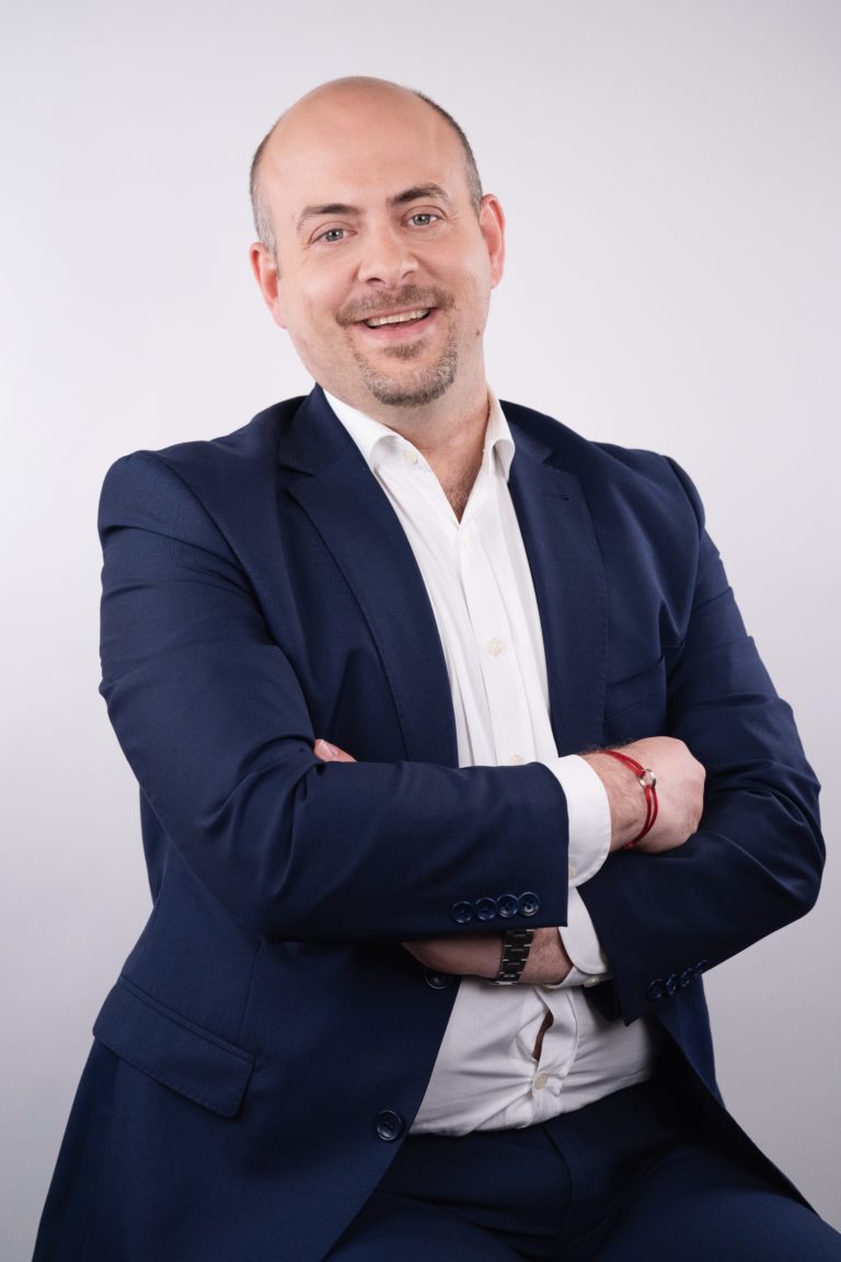 Un homme photographié en studio sur fond blanc dans le cadre d'un shooting de collaborateurs en entreprise