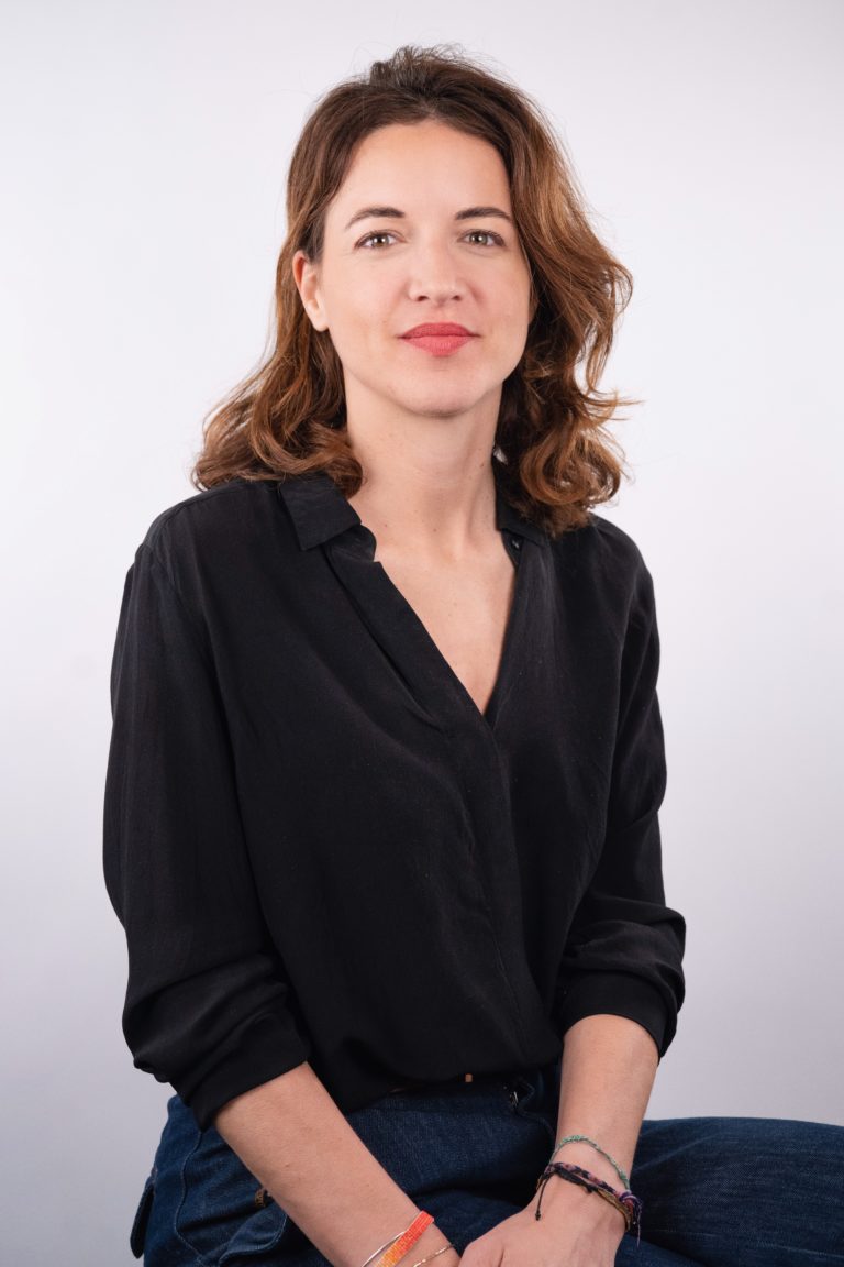 Une femme photographiée en studio sur fond blanc dans le cadre d'un shooting de collaborateurs en entreprise