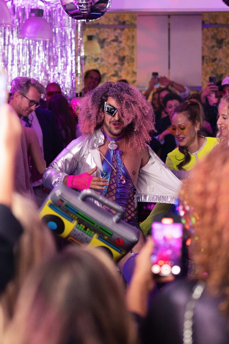 Personne déguisée lors d'une soirée anniversaire à Paris