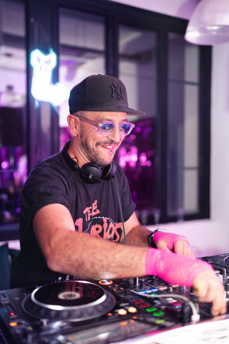 DJ en train de mixer lors d'une soirée anniversaire à Paris
