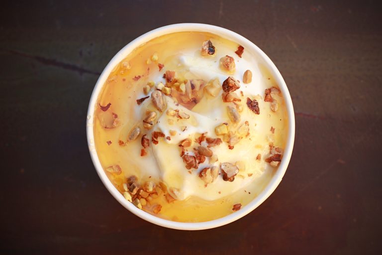 Vue plongeante d'un dessert type fromage blanc, miel et noix préparé par le restaurant Kalimera à Ground Control