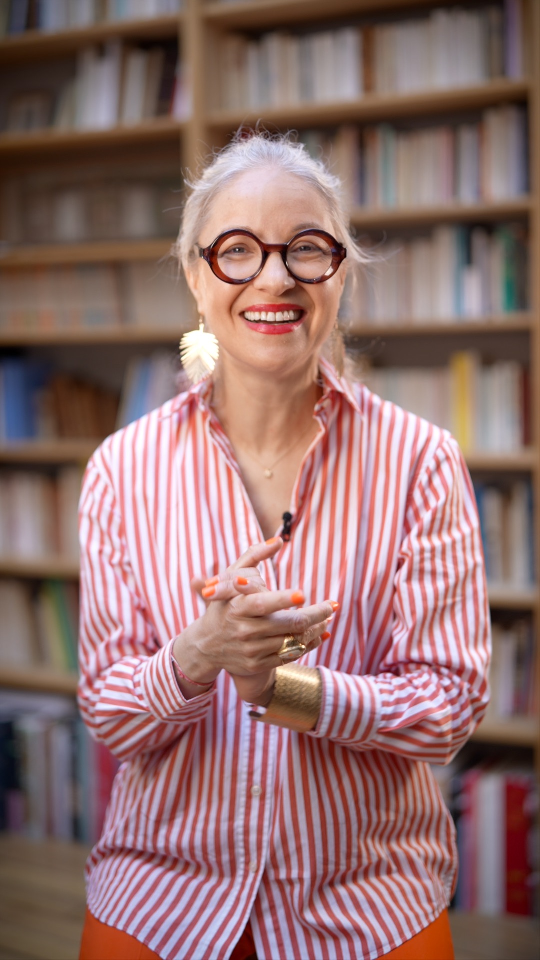 Amélie Blanckaert sourit face caméra lors d'une session tournage de sa série "Tous éloquents"