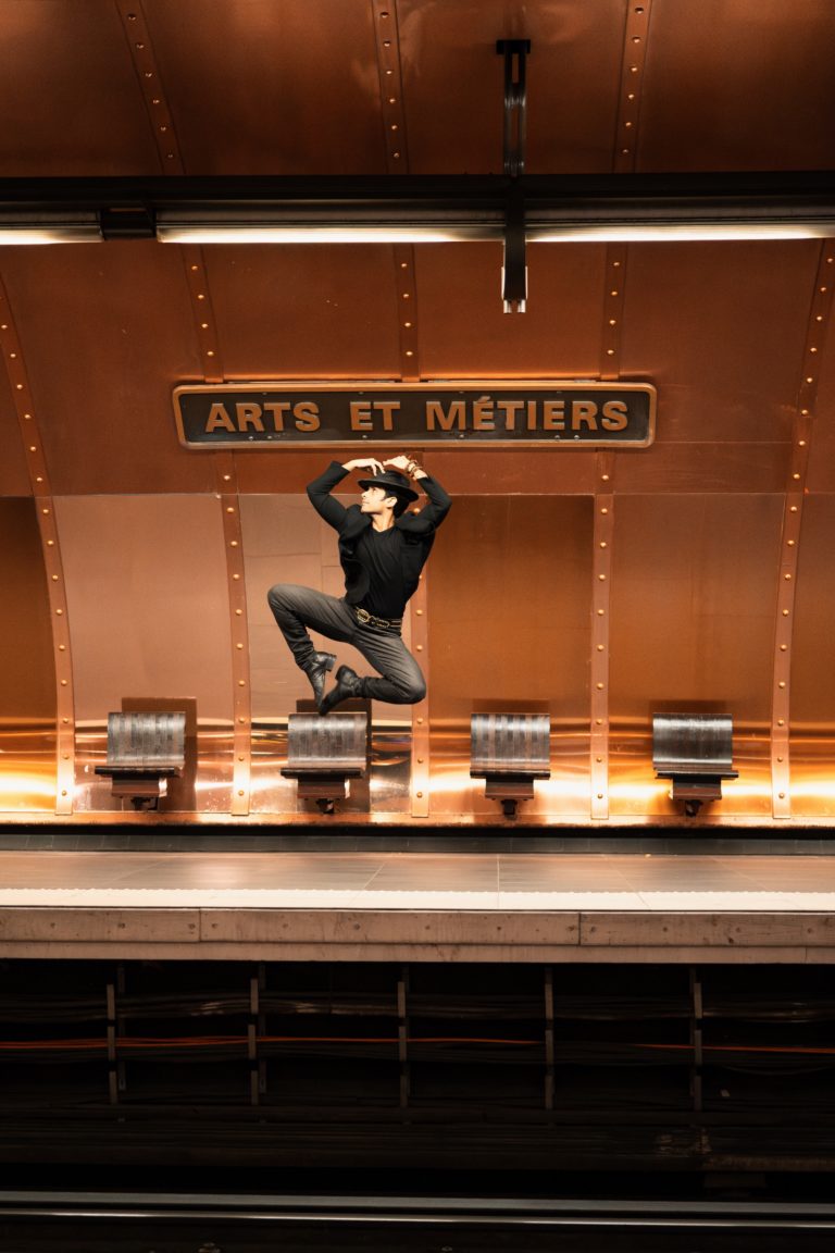 Shooting artistique d'un danseur dans le métro parisien, station Arts et Métiers