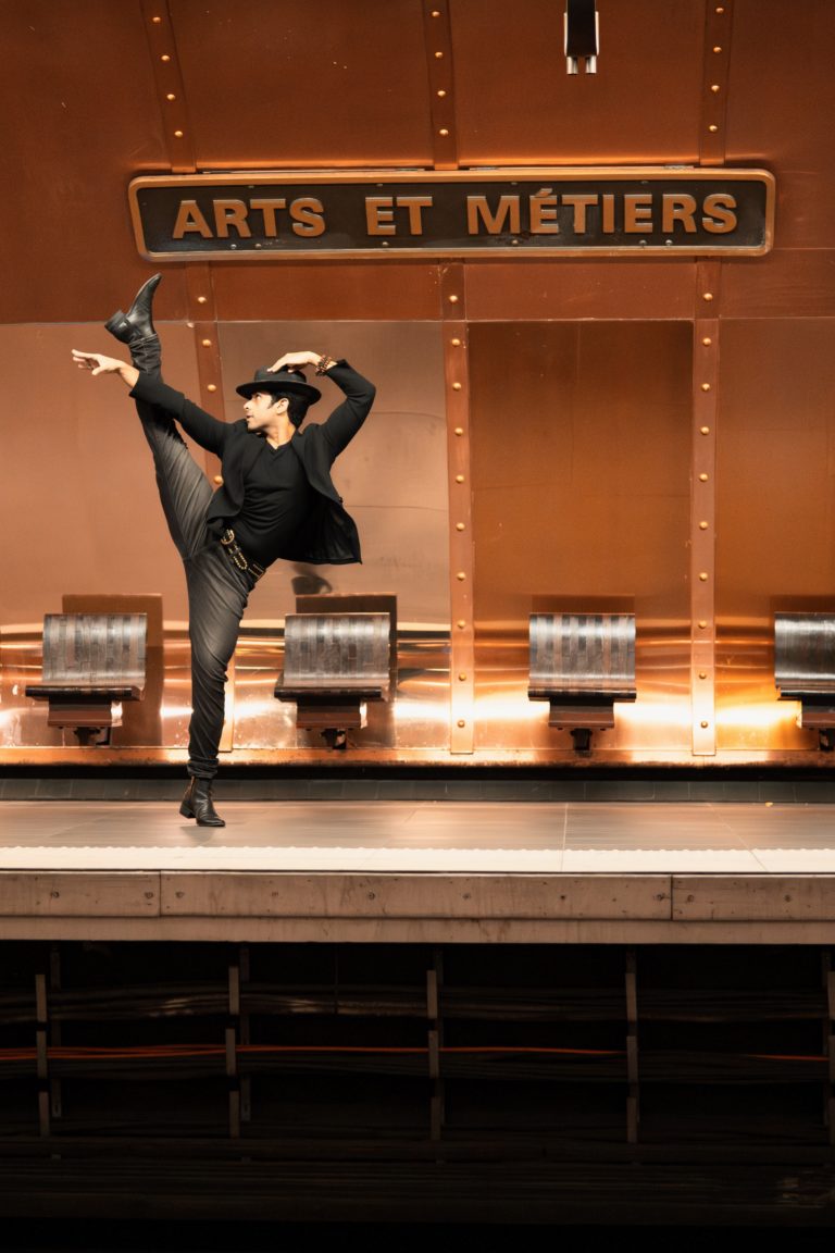 Shooting artistique d'un danseur dans le métro parisien, station Arts et Métiers