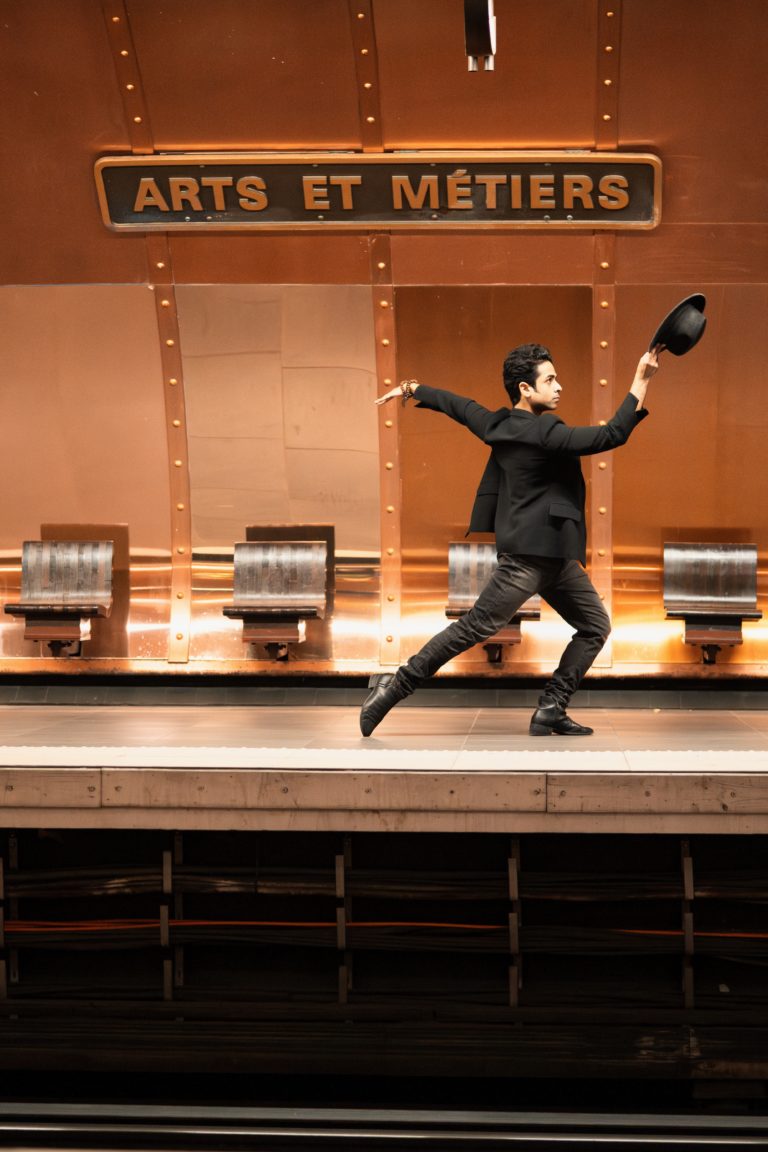 Shooting artistique d'un danseur dans le métro parisien, station Arts et Métiers