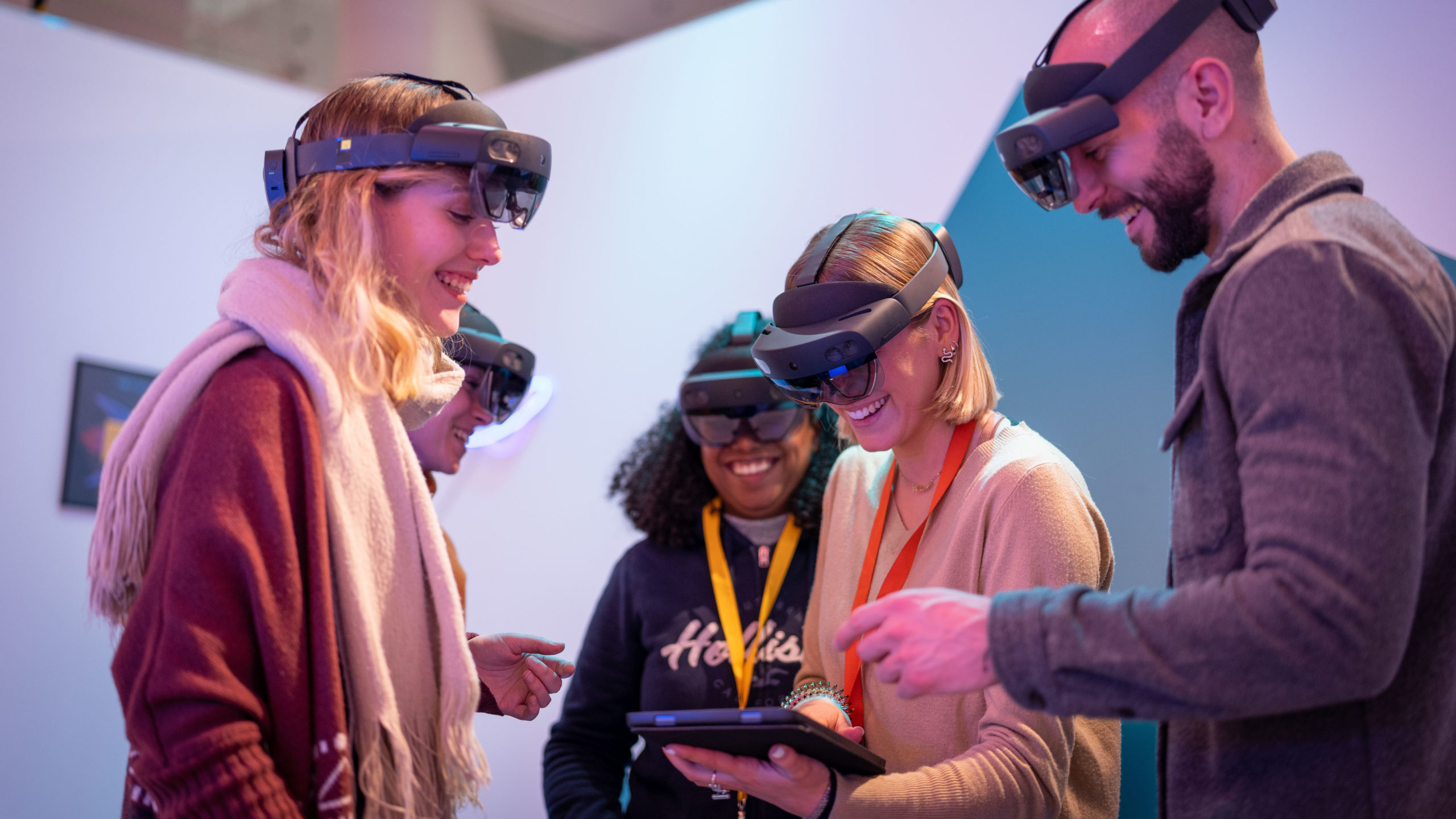 Aftermovie Extrait de tournage lors d'un escape game organisé par Collock, une équipe s'amuse en utilisant des casques de réalité augmentée